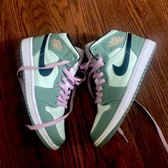 Air Jordans Green and Pink ! - Picture 3 of 3